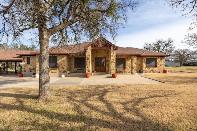 view of front of house with a front yard and a carport