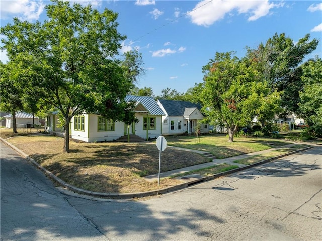 view of front facade featuring a front yard