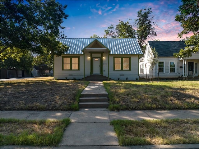 view of front facade featuring a yard