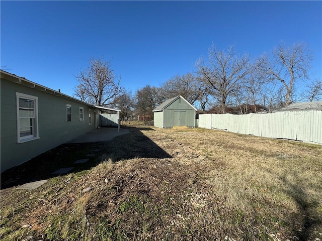 view of yard with a shed