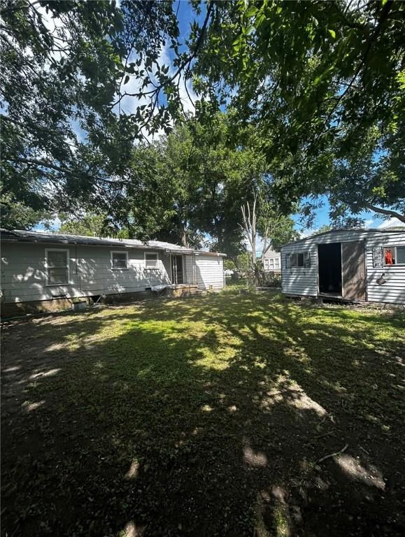 view of yard featuring an outbuilding