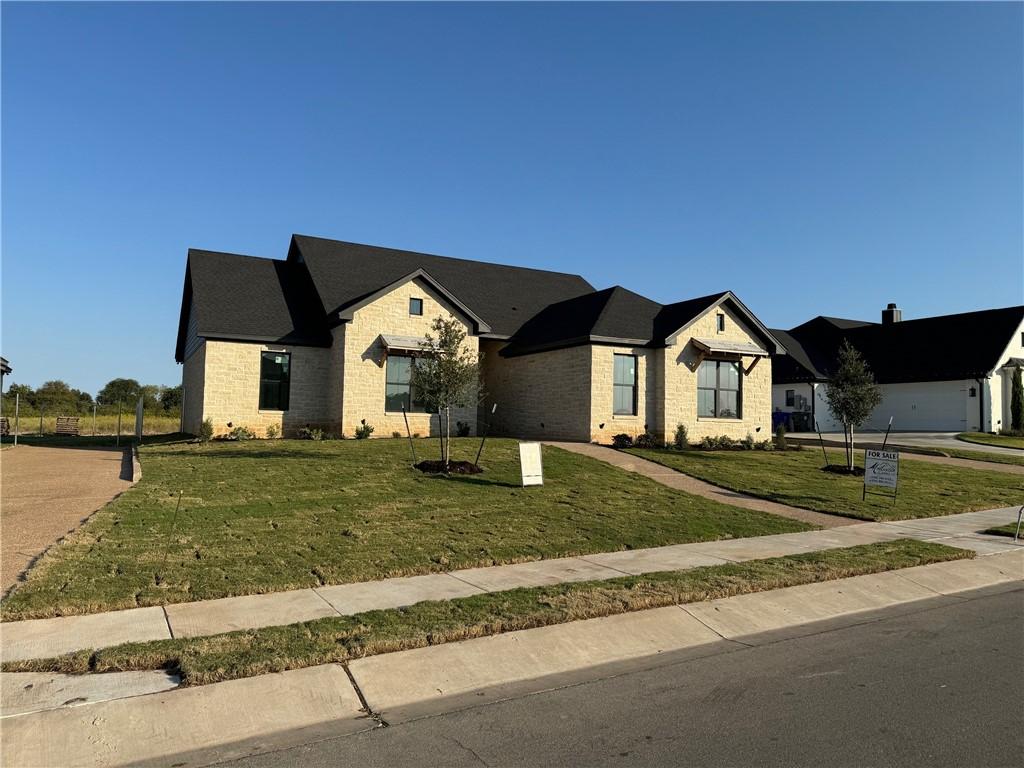 view of front of home featuring a front lawn