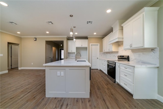 kitchen featuring white cabinets, an island with sink, dark wood-type flooring, and electric stove