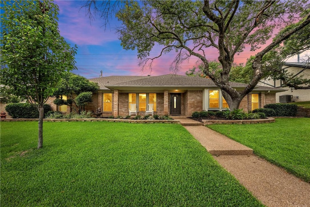 view of front of property with a lawn