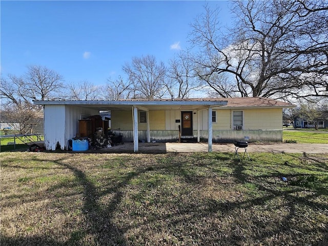 ranch-style house featuring a front yard