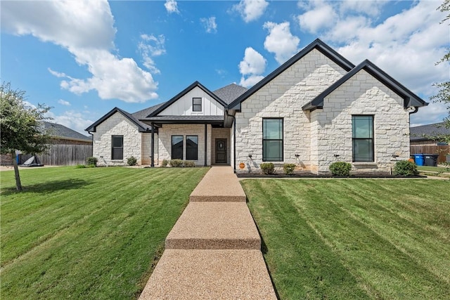 view of front facade featuring a front yard