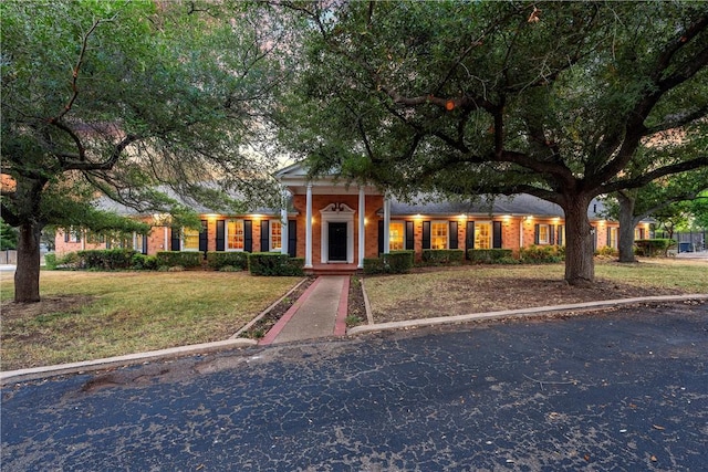 view of front facade featuring a front lawn