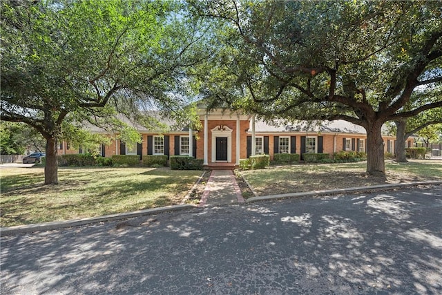 view of front facade with a front lawn