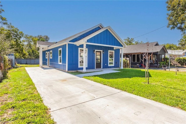 view of front of house featuring a front yard