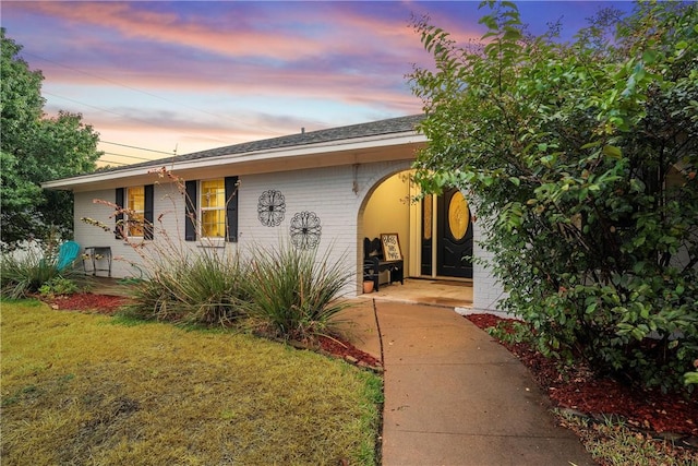 view of front of property featuring a yard