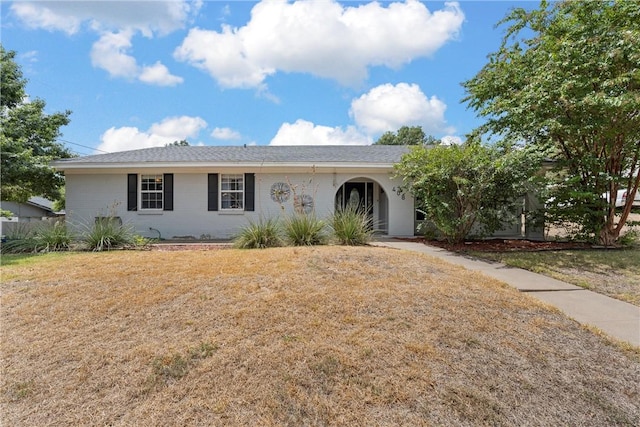 single story home featuring a front lawn