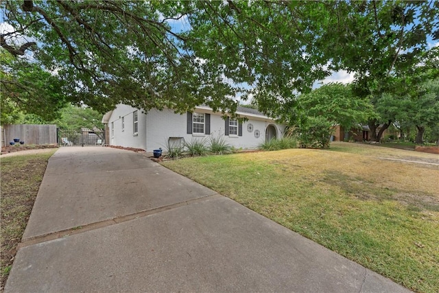 single story home featuring a front yard