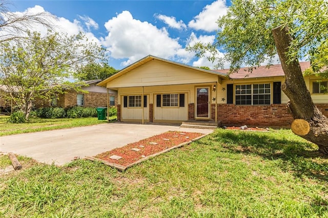 single story home featuring a front lawn