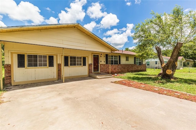 view of front of property featuring a front lawn