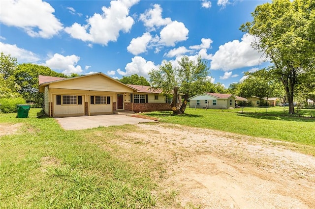 single story home featuring a front yard