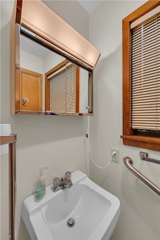 bathroom featuring sink