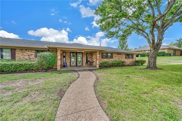 single story home with a front yard