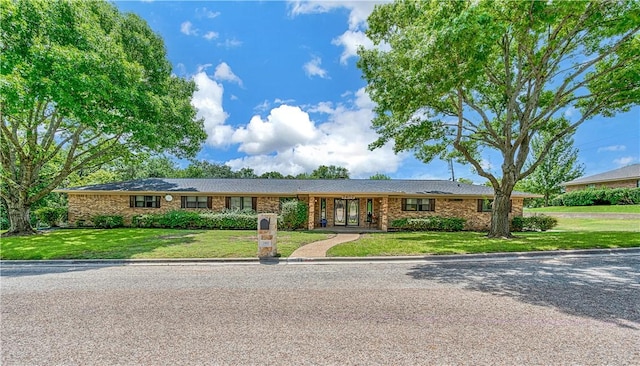 ranch-style house featuring a front yard