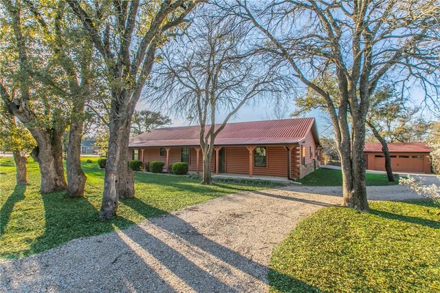 view of front of property featuring a front lawn