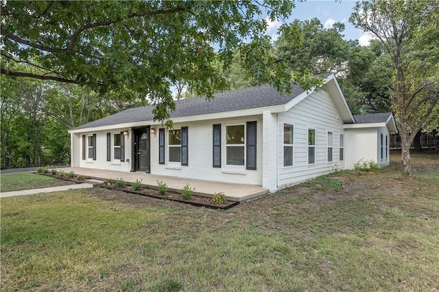 single story home with a front lawn