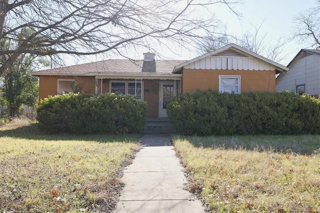 view of front of property with a front yard