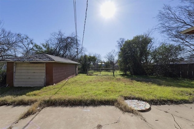 view of yard with an outdoor structure