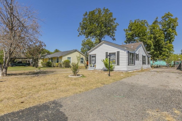 ranch-style house featuring a front lawn