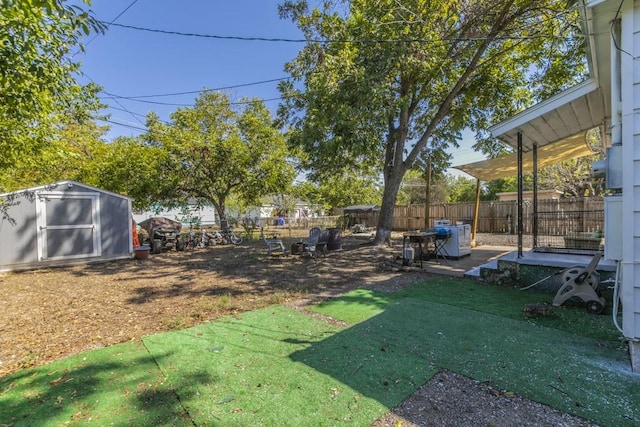 view of yard featuring a storage shed