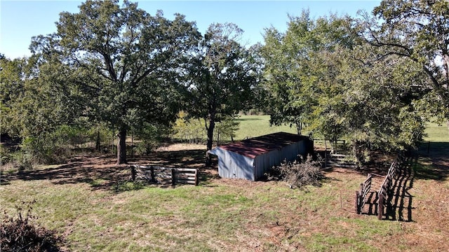 view of yard featuring an outbuilding