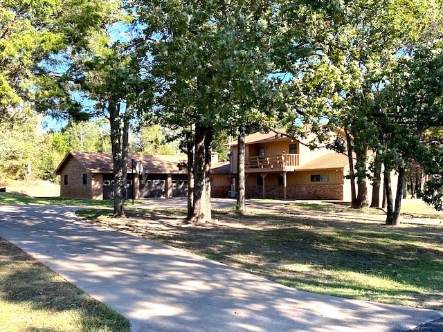 view of front of property featuring a balcony