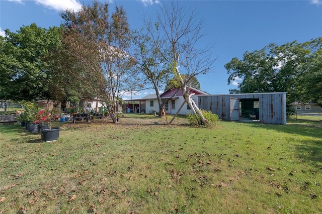 view of yard featuring an outdoor structure