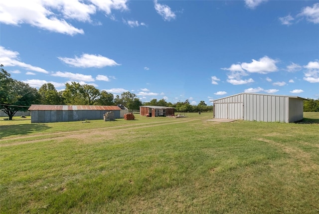 view of yard featuring an outdoor structure