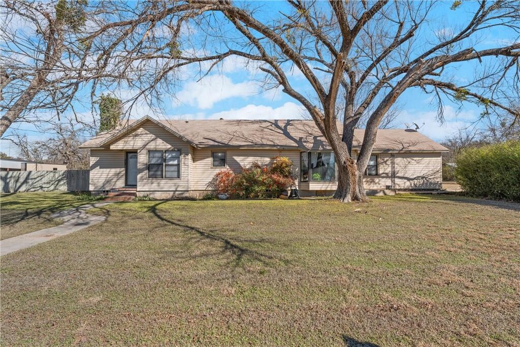 single story home with a front lawn