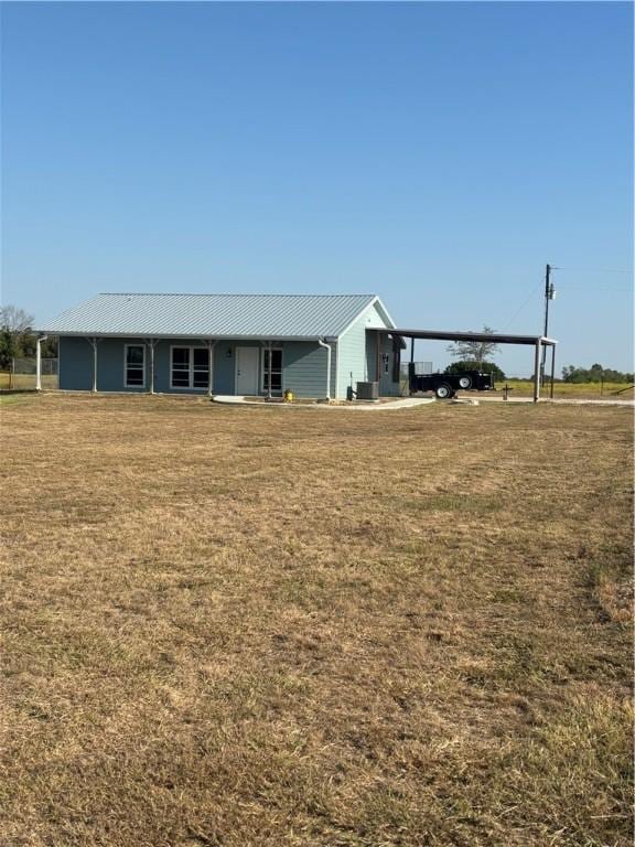 view of front of property with a carport and a front yard