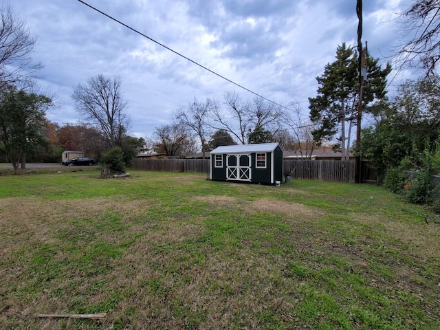 view of yard with a storage unit