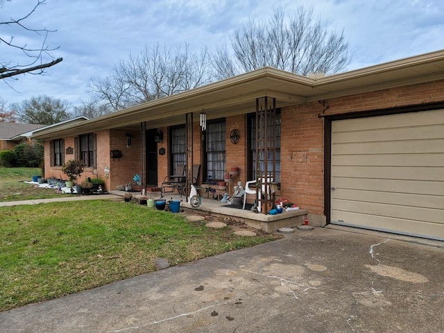 single story home featuring a front lawn and a porch