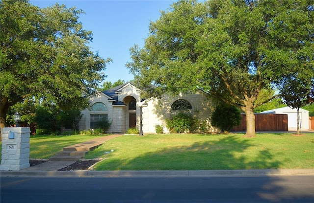 view of front of house featuring a front lawn