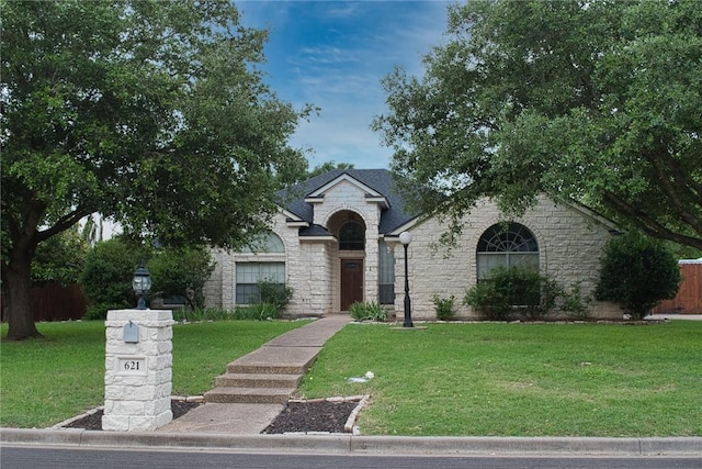 view of front of property featuring a front lawn