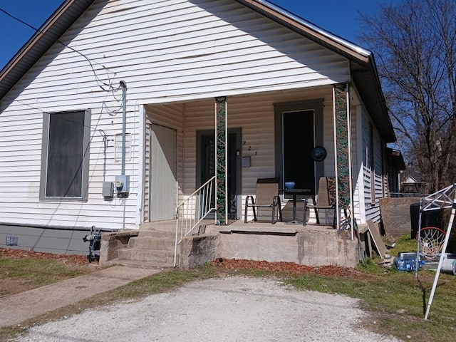 view of front facade featuring crawl space and a porch