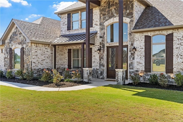 view of front of house with a front lawn