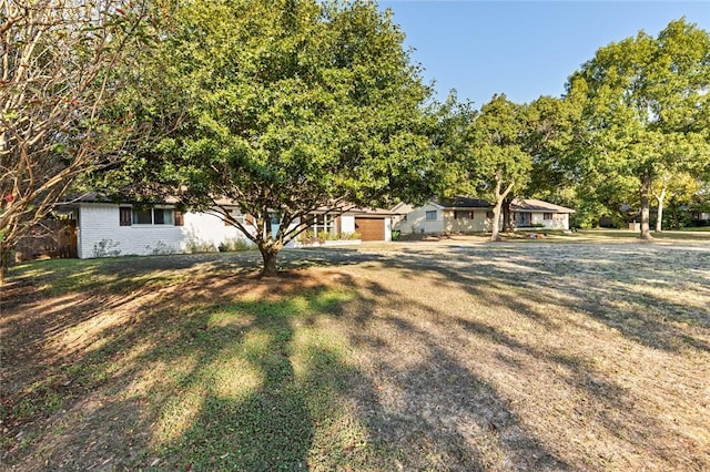 view of front of house featuring a front yard