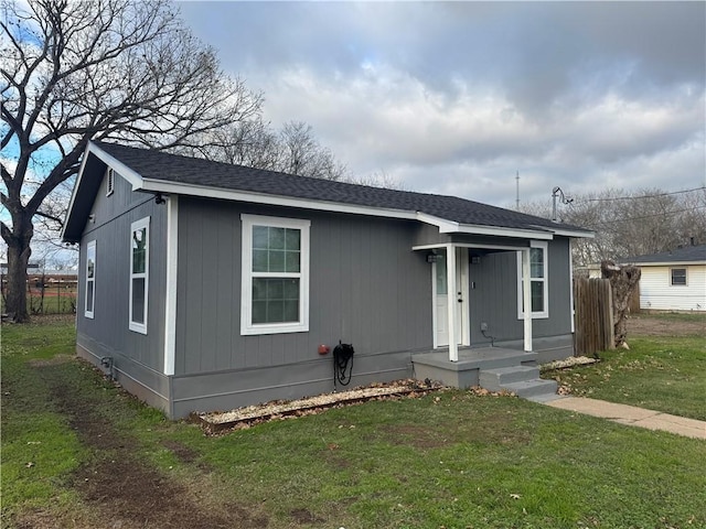 view of front of home featuring a front yard