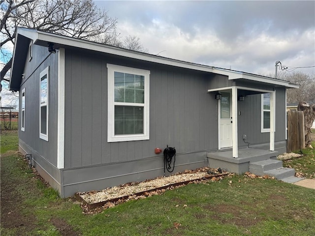 manufactured / mobile home featuring a front lawn