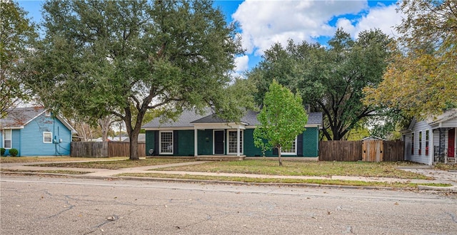 single story home featuring a front yard