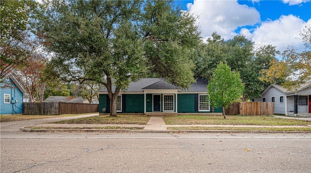 single story home featuring a front lawn