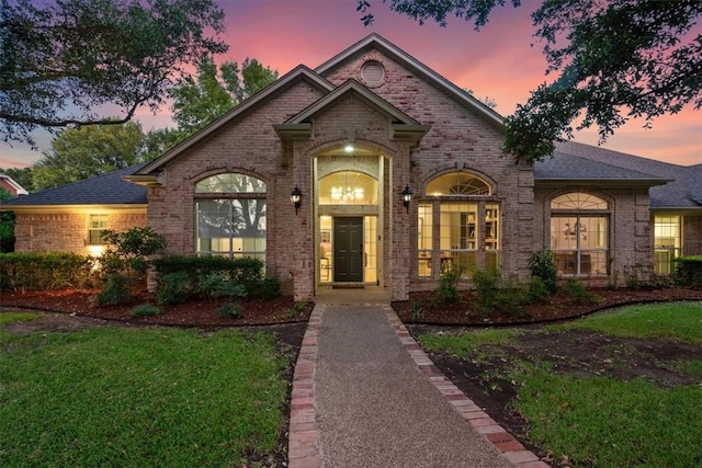 view of front of house featuring a lawn