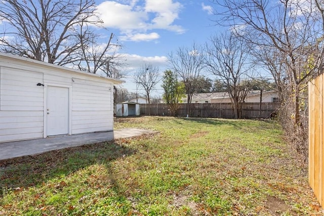 view of yard featuring a shed