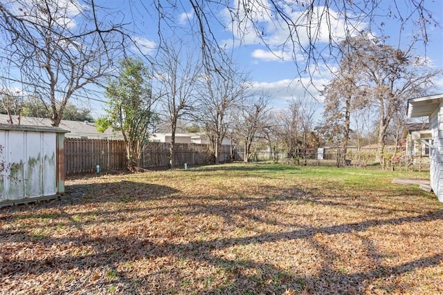 view of yard featuring a storage unit