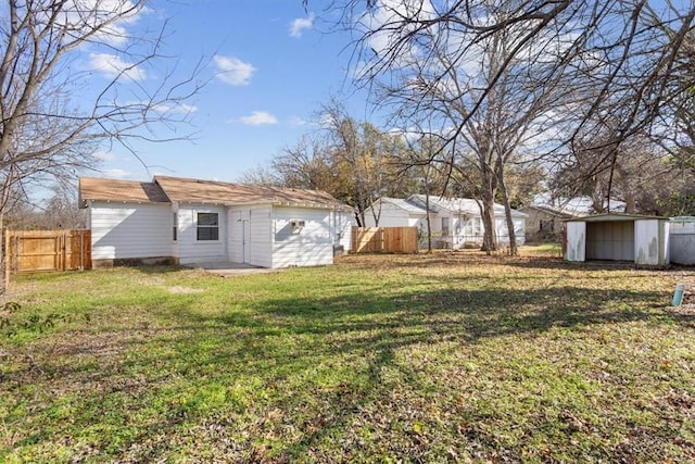 view of yard featuring a shed