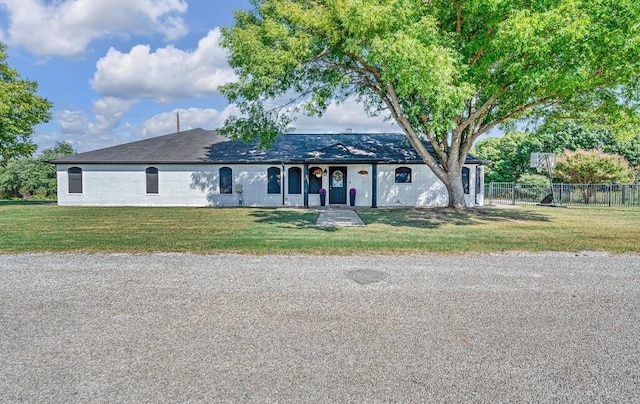 ranch-style house featuring a front yard